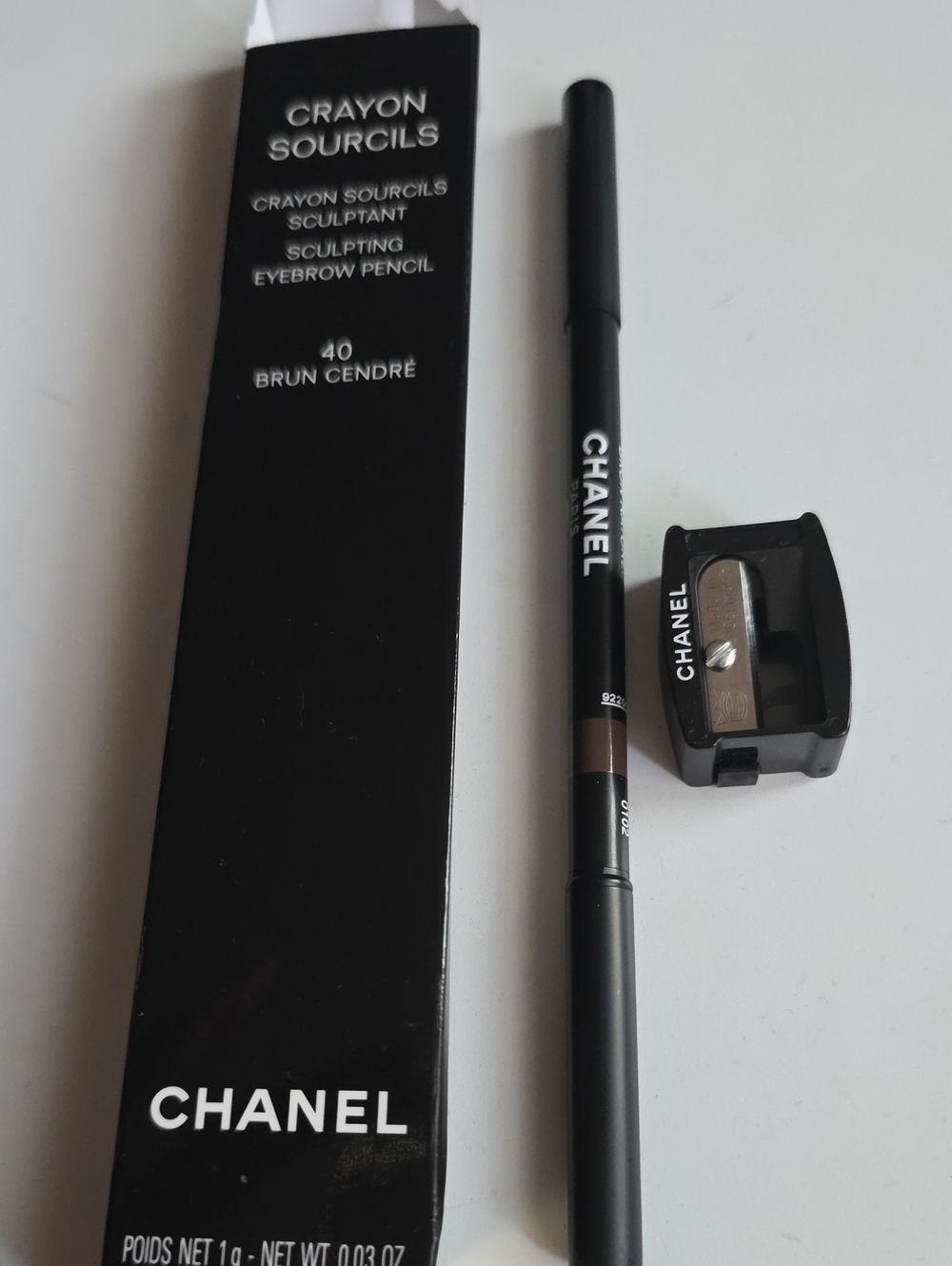 CHANEL Sculpting Eyebrow Pencil 40 Brun Cendré — Black and Brown